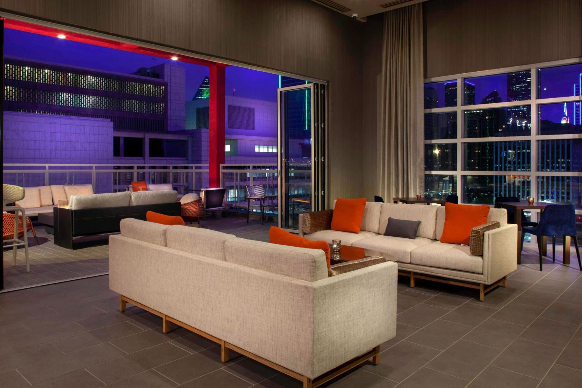 Courtyard By Marriott Dallas Downtown/Reunion District Esterno foto