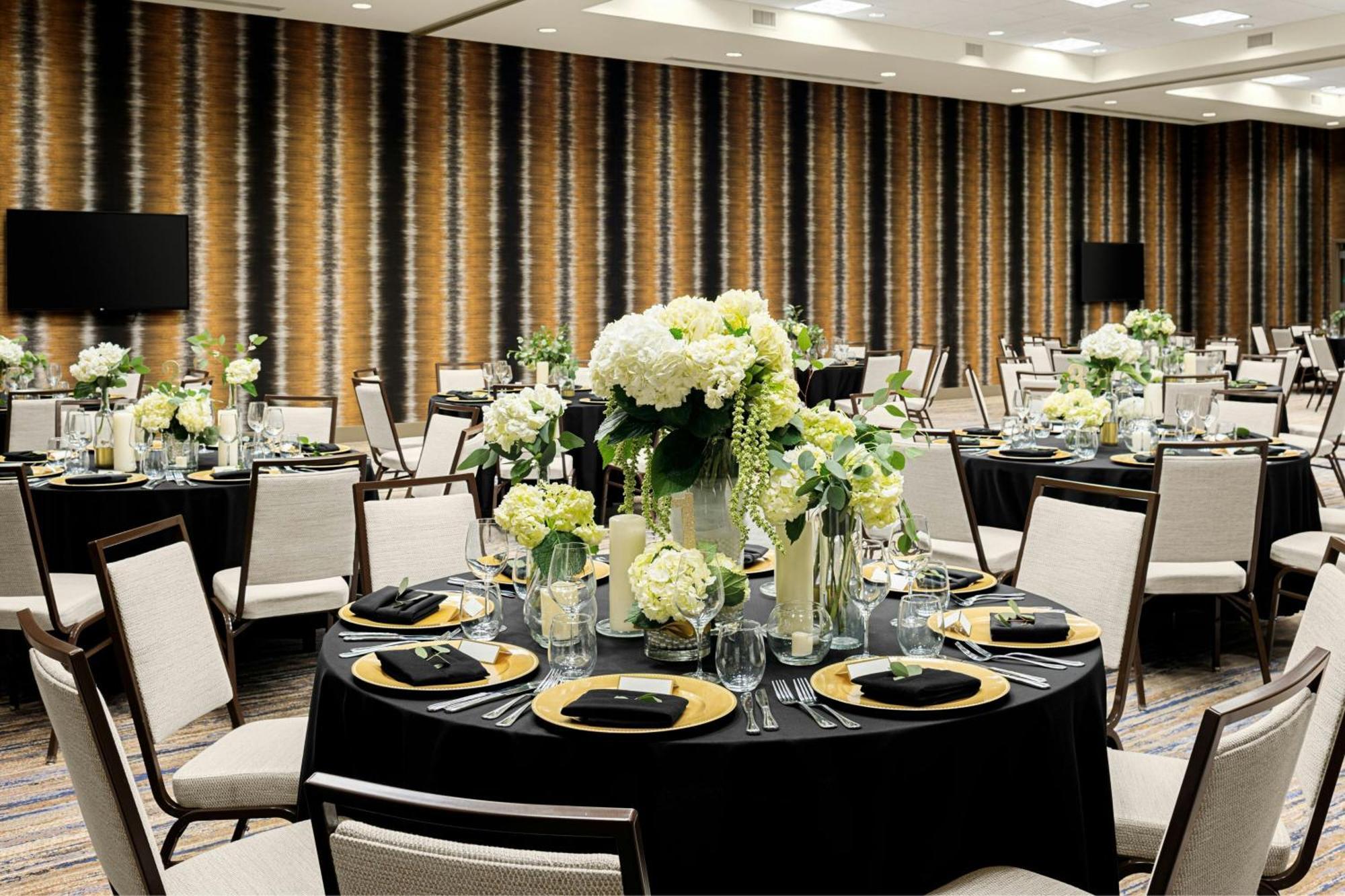 Courtyard By Marriott Dallas Downtown/Reunion District Esterno foto