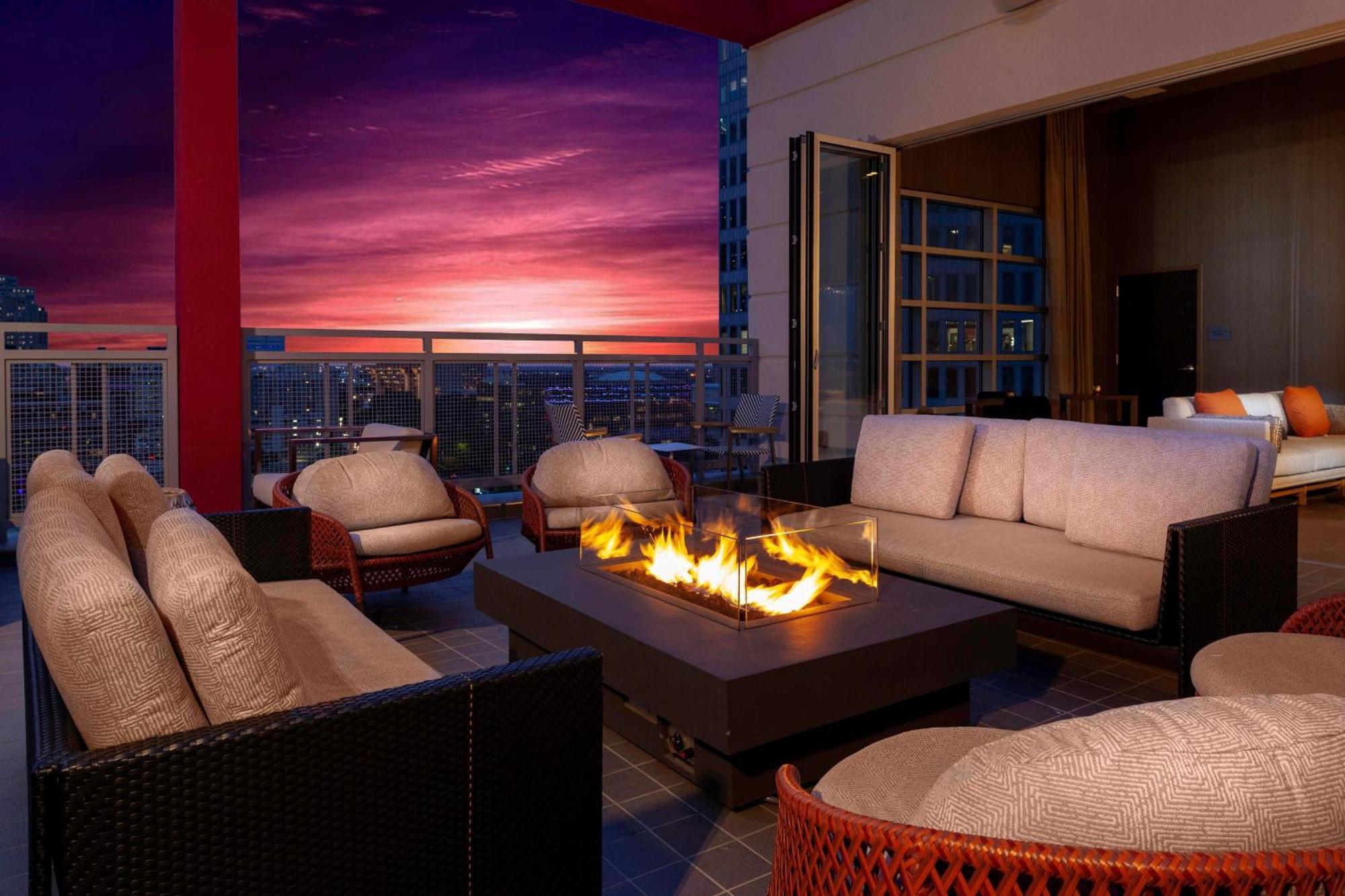 Courtyard By Marriott Dallas Downtown/Reunion District Esterno foto